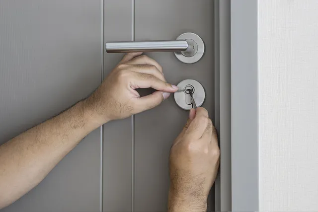 door locksmith grey 1920x1280 640w