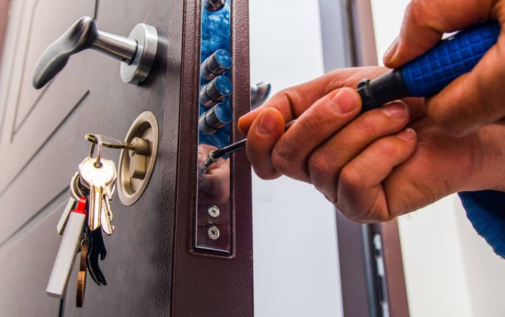 locksmith repairing door lock